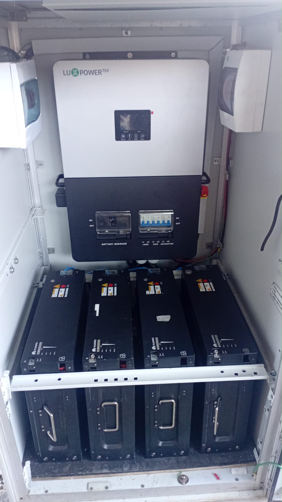 Inversor LuxPowerTek e baterias Huawei
